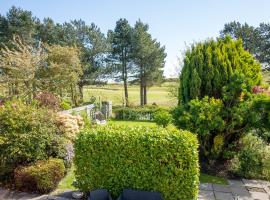 Golf Links Cottage - Views of Royal County Down Golf Course, hotell i Newcastle