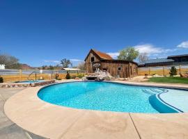 Timber & Tin B 1Bed 1Bath w Pool & Rooftop Deck, hotel en Kanab