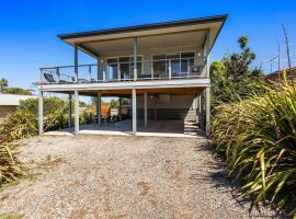 Ocean View Escape w 3BR & 2BA, holiday home in Rhyll