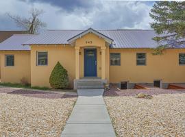 Downtown, Game Room - Pet Friendly & Sleeps 10!, holiday home in Salida
