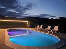 Mountain villa, pool, nature "The captain's villa"، فندق في إسكوبية