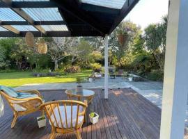 Bungalow Oasis - Huge outdoor space & Full kitchen, hotel com estacionamento em Hector
