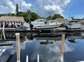 Waterfront Tropical Getaway, cottage in Key Largo