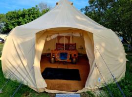 Luna Tent Secret garden Glamping, cheap hotel in Stubton