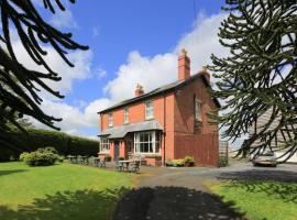 The Old Vicarage Dolfor, bed and breakfast en Newtown