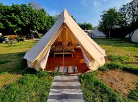 Japanese tent Secret garden glamping, Hotel in Newark-on-Trent