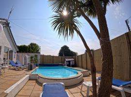 Family Bungalow with Private Pool, holiday home in Kilgetty