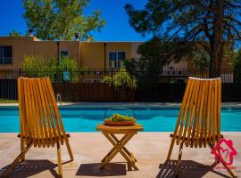 The Plaza - An Irvie Home w Summer Pool, hotell med parkering i Albuquerque