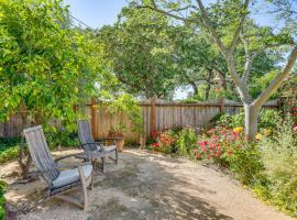 Romantic Casita with Garden and Deck 2 Miles to Plaza!, hotell i Sonoma