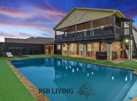 Villa in Grand Prairie with pool sauna hot tub and more, vacation home in Grand Prairie