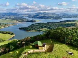 Chalé com borda infinita vista para represa