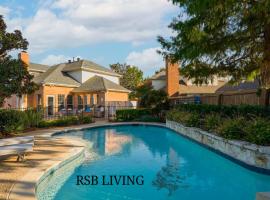 Glamorous 4Br Home with Pool Hot Tub & Grill, hotel in Carrollton