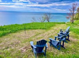 Brand New 5-Bedroom Lake Michigan Home + Hot Tub!, hotel v destinaci Ludington