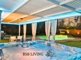 Elegant 5BR 2,5BA Holiday Home with Pool, Jacuzzi, BBQ, and Cinema Room