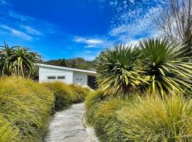 Sailor's Cottage- Waiheke Escapes, hotel with parking in Blackpool