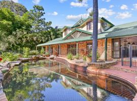 Spacious 4-Bed Hinterland Luxury Escape with Pool, cabaña o casa de campo en Gold Coast