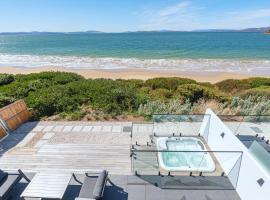 Award-winning beachfront luxury in Cremorne, hotell i Sandford