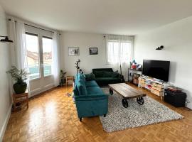 Confortable- lumineux- proche Paris, ξενοδοχείο σε LʼHay-les-Roses