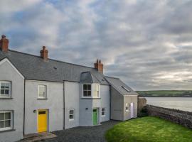 Yellow Cottage - 2 Bedroom Cottage - Dale, holiday home in Dale