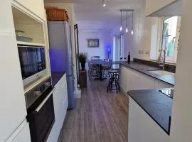AnchorageWells Entire Cottage or King Ensuite Room Only