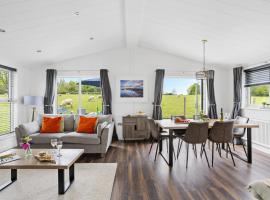 Snowdrop Lodge, 9 Roadford Lake Lodges, hotel in Lifton