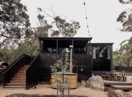 'Sisters' - Cliff top cabin with hot tub