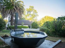 The Lantern Cottages - Thatched cottage, σαλέ σε Swellendam