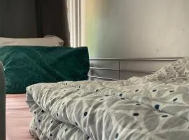 Female-Dortoir Femme Shared Room Paris 8pm-10am