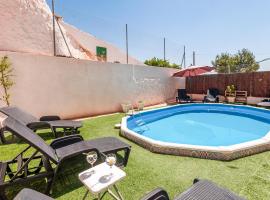 Awesome Home In Fontanar With Outdoor Swimming Pool, hotel en Fontanar