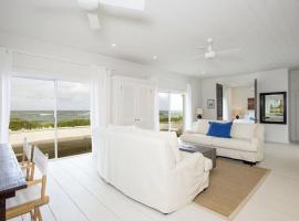 Secluded Serenity: Private Beachfront House, hotel en Colebrooke Dale