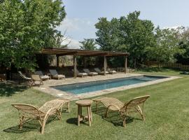 Hotel Castell de Vallgornera, hotel v destinaci Girona