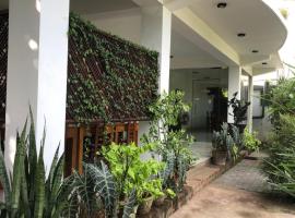 Senanayaka Holiday Inn: Polonnaruwa şehrinde bir otel