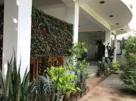 Senanayaka Holiday Inn