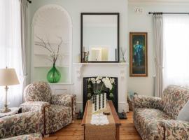 Benambra Boutique Accommodation - c1883 'Rosebud Room', guest house in Queenscliff