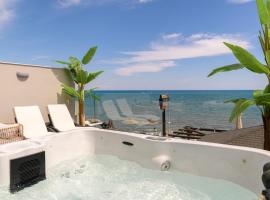Pearl Luxury Living, hotel with jacuzzis in Laganas