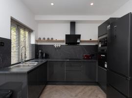 Three Bedroom Apartment with Garden and Parking, close to Mainline Station, apartment in Bramley