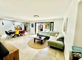 Unique au cœur du vieil Antibes, superbe villa avec jardin et piscine