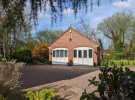 Cosy and secluded brook-side lodge, Ferienhaus in Sleaford
