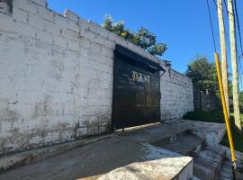 casa grande con piscina, maison de vacances à Posadas