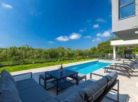 Luxusvilla mit Pool, Grillplatz 1 km zum Strand