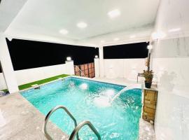 HemaRay villa - luxury stay with pool, cabaña o casa de campo en Chennai
