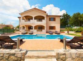 Villa Zora, beautiful modern villa in a village near the sea, Hotel in Trget