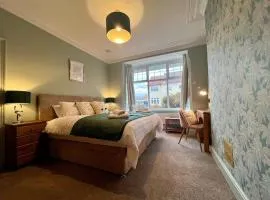 The Rose- Grd Floor, 2-5 Beds, SmartTV, Uni, Tram, M250 Fibre