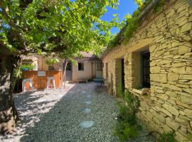 Maison de charme UZES, piscine, grand jardin, hotel in La Bruguière