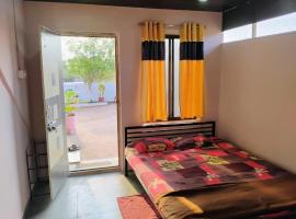 Jay Jinendra Home Stay Malvan, hotel con estacionamiento en Malvan