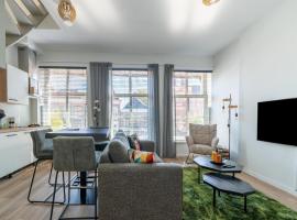Modern appartement hartje Sneek, хотел с паркинг в Снек