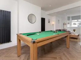 Luxury Town House with Pool Table