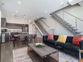 Breathtaking CHI unit in River North with Rooftop Deck - Penthouse A - Sleeps 11