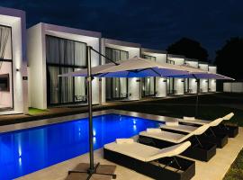 Residence Hotel Borrowdale, hotel com piscina em Harare