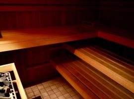 Helle Kellerwohnung im Grünen mit Sauna, cheap hotel in Cologne